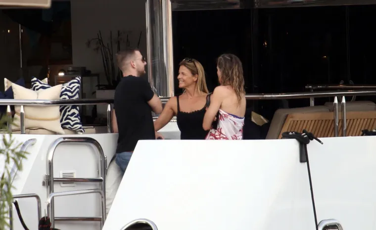 SRNINA SUPRUGA UŽIVA NA LUKSUZNOJ JAHTI: S prijateljima plovi na 57 metara dugačkom brodu