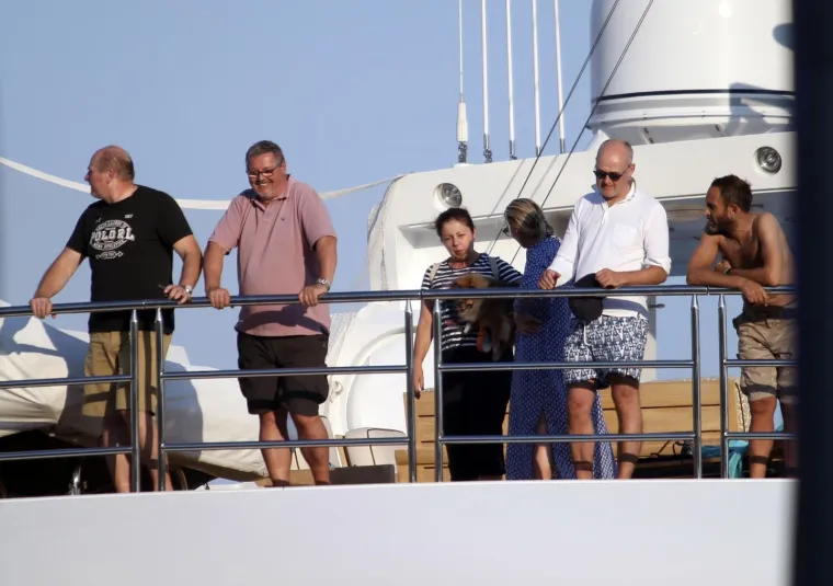 SRNINA SUPRUGA UŽIVA NA LUKSUZNOJ JAHTI: S prijateljima plovi na 57 metara dugačkom brodu