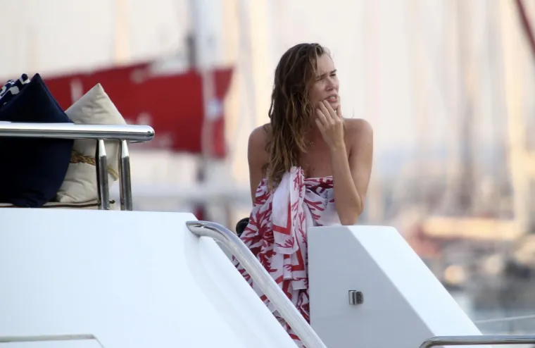 SRNINA SUPRUGA UŽIVA NA LUKSUZNOJ JAHTI: S prijateljima plovi na 57 metara dugačkom brodu