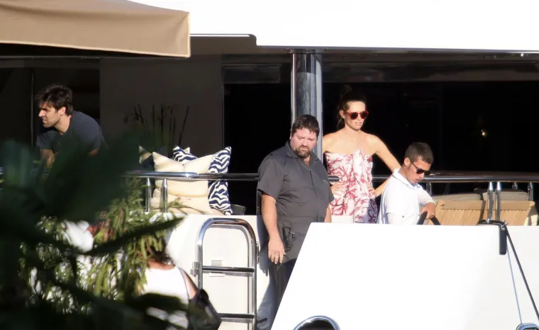 SRNINA SUPRUGA UŽIVA NA LUKSUZNOJ JAHTI: S prijateljima plovi na 57 metara dugačkom brodu