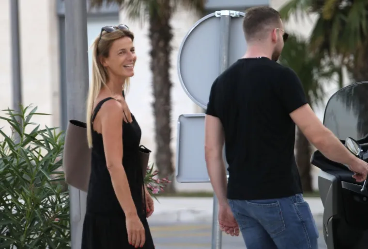 SRNINA SUPRUGA UŽIVA NA LUKSUZNOJ JAHTI: S prijateljima plovi na 57 metara dugačkom brodu