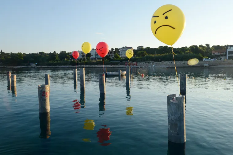 VELIKA NOĆNA AKCIJA GRAĐANA U PULI: U uvali Valovine osvanula njihova ljutita lica