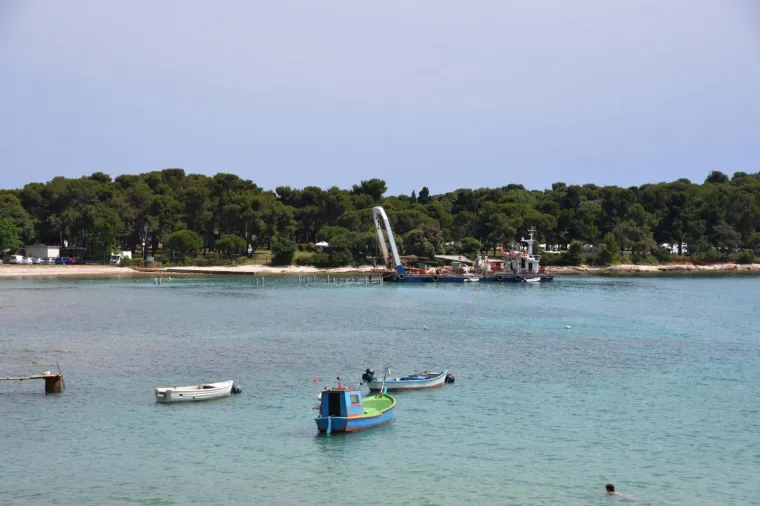 Uvala Valovine pri početku radova u lipnju