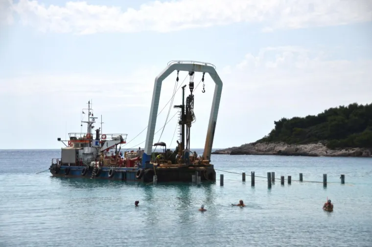 VELIKA NOĆNA AKCIJA GRAĐANA U PULI: U uvali Valovine osvanula njihova ljutita lica
