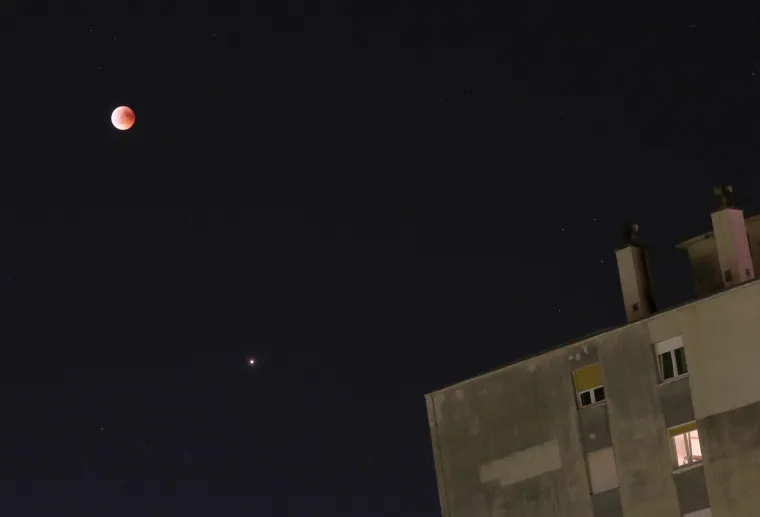 Zapanjujuće fotografije pomrčine Mjeseca diljem planete: Evo kako izgleda iz Hrvatske