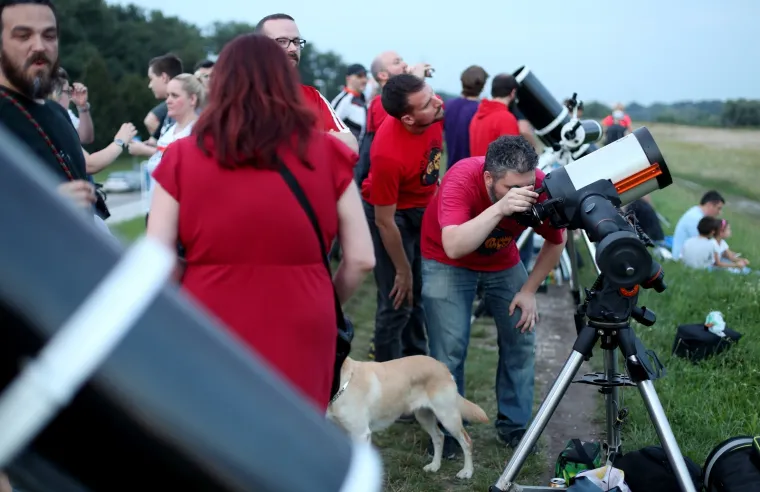 Gledanje najduže potpune pomrčine Mjeseca ovog stoljeća