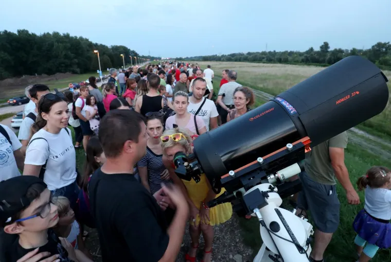 Gledanje najduže potpune pomrčine Mjeseca ovog stoljeća