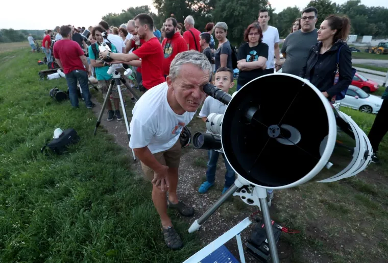 Gledanje najduže potpune pomrčine Mjeseca ovog stoljeća