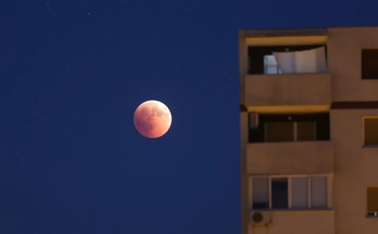 Zapanjujuće fotografije pomrčine Mjeseca diljem planete: Evo kako izgleda iz Hrvatske