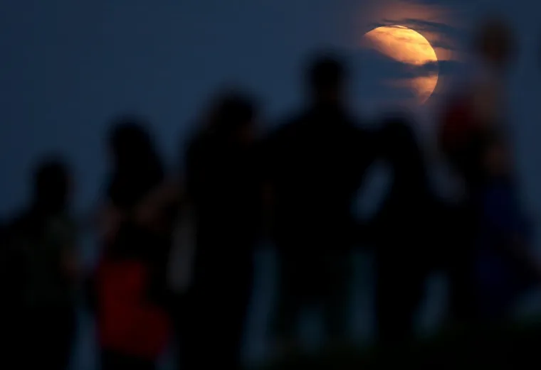 Gledanje najduže potpune pomrčine Mjeseca ovog stoljeća