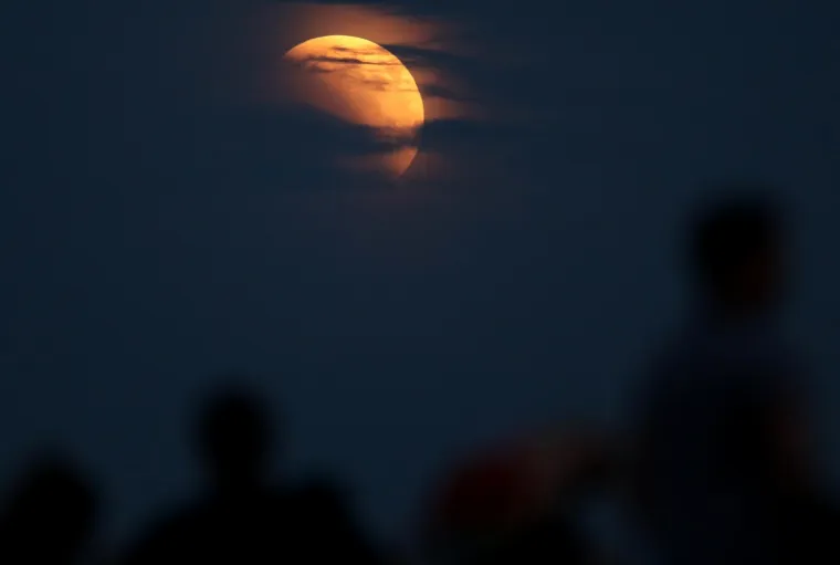 Gledanje najduže potpune pomrčine Mjeseca ovog stoljeća