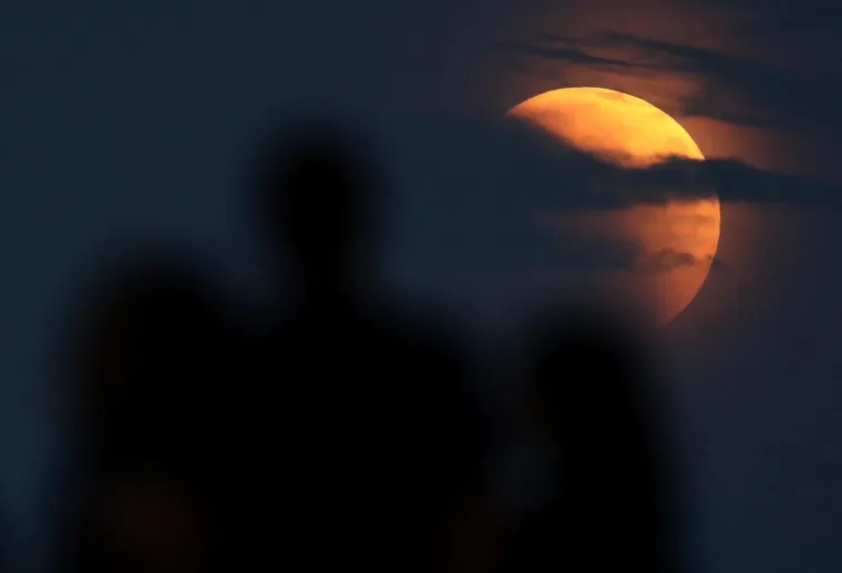 Gledanje najduže potpune pomrčine Mjeseca ovog stoljeća