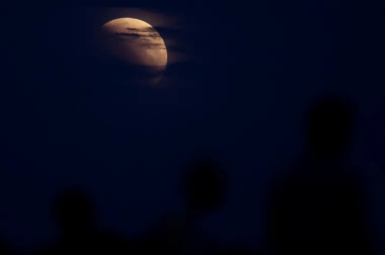 Gledanje najduže potpune pomrčine Mjeseca ovog stoljeća