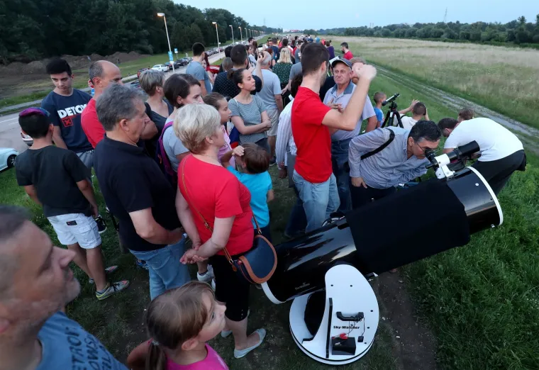Gledanje najduže potpune pomrčine Mjeseca ovog stoljeća