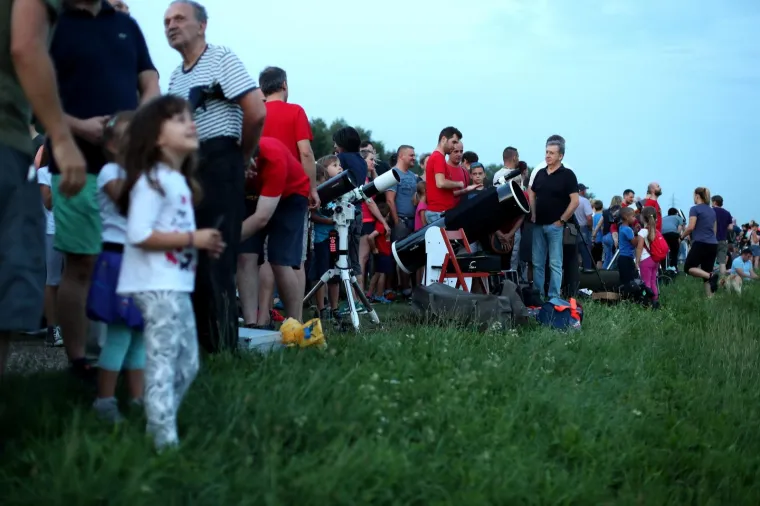 Gledanje najduže potpune pomrčine Mjeseca ovog stoljeća