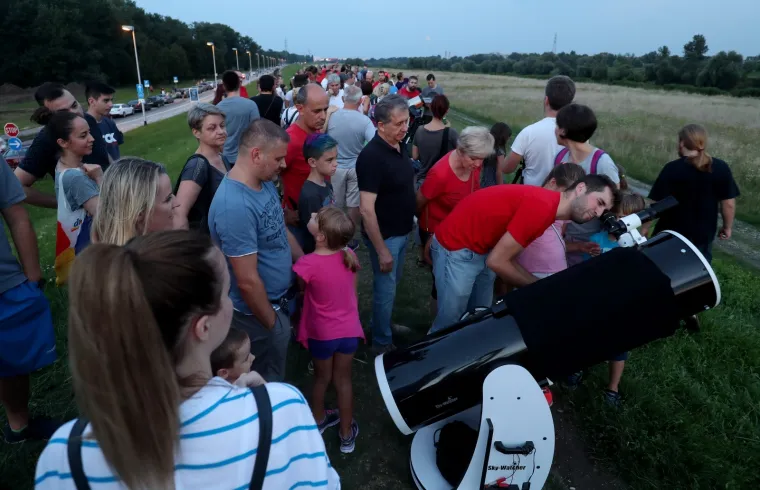 Gledanje najduže potpune pomrčine Mjeseca ovog stoljeća