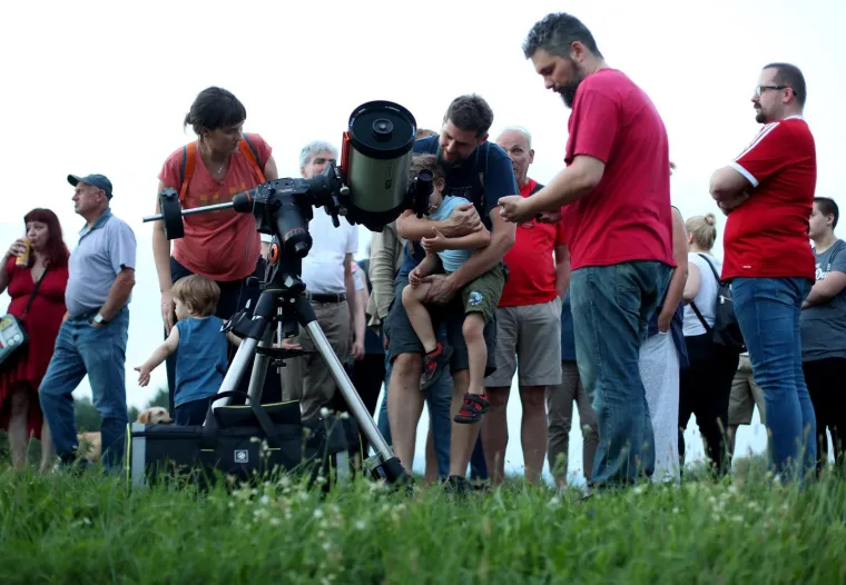 Gledanje najduže potpune pomrčine Mjeseca ovog stoljeća