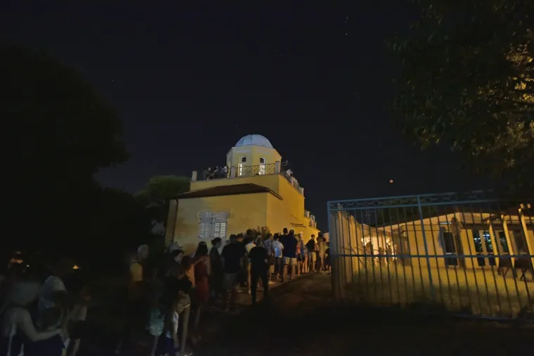 Građani Pule u redovima su čekali kako bi promatratli potpunu pomrčinu Mjeseca pomoću teleskopa koji su bili postavljeni na terasi zvjezdarnice.