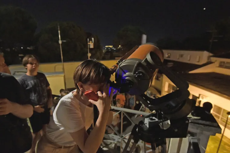 Građani Pule u redovima su čekali kako bi promatratli potpunu pomrčinu Mjeseca pomoću teleskopa koji su bili postavljeni na terasi zvjezdarnice.