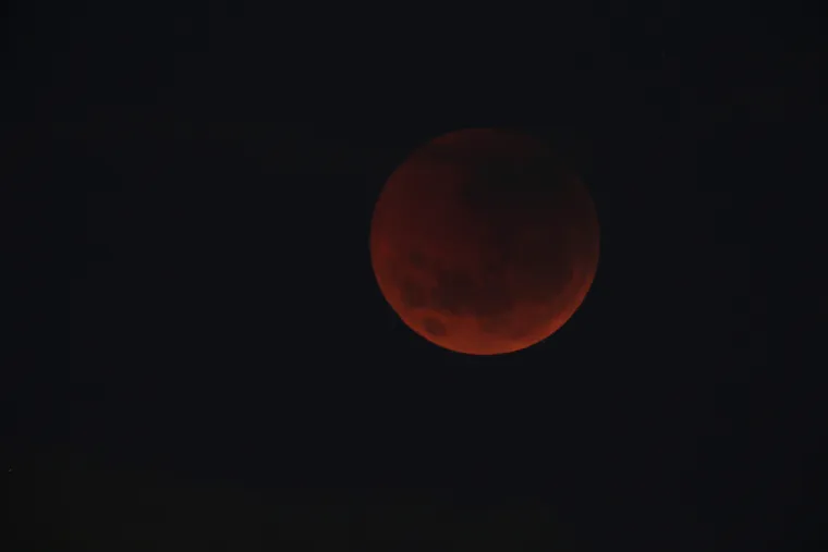 Zapanjujuće fotografije pomrčine Mjeseca diljem planete: Evo kako izgleda iz Hrvatske