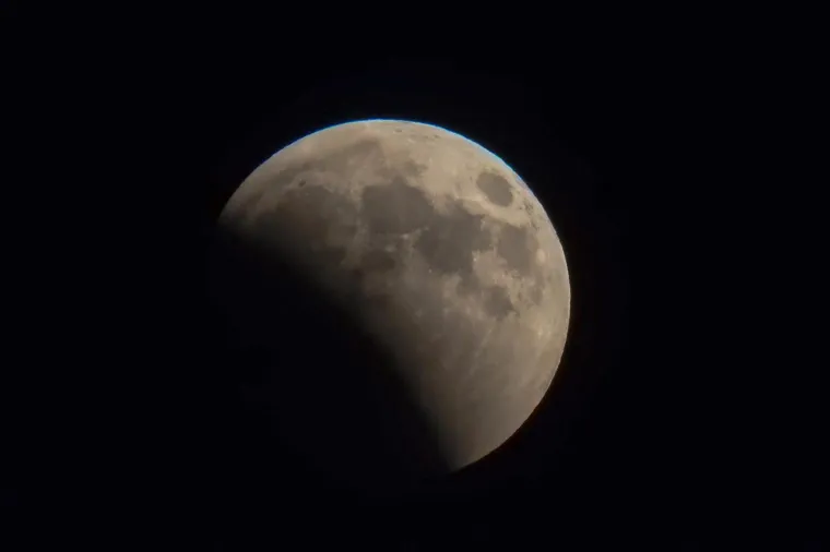 Zapanjujuće fotografije pomrčine Mjeseca diljem planete: Evo kako izgleda iz Hrvatske