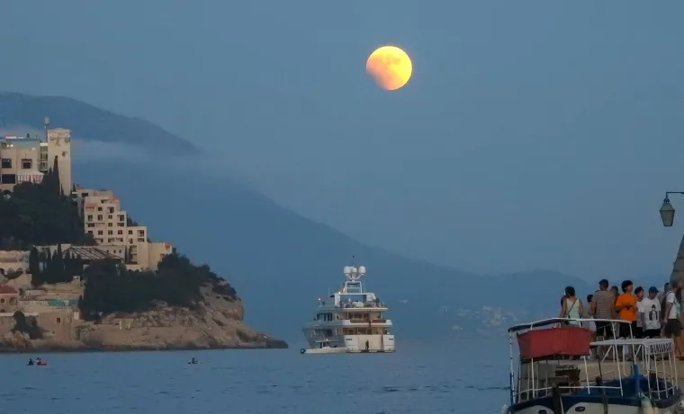 Zapanjujuće fotografije pomrčine Mjeseca diljem planete: Evo kako izgleda iz Hrvatske