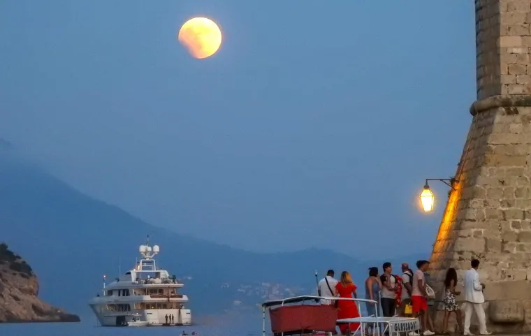 Zapanjujuće fotografije pomrčine Mjeseca diljem planete: Evo kako izgleda iz Hrvatske