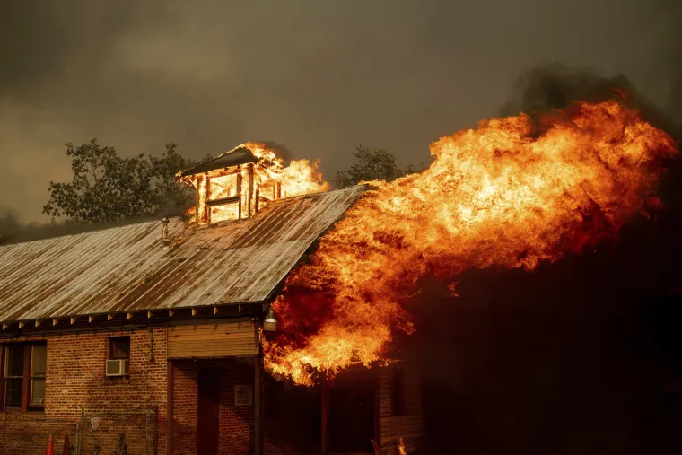Snažan požar koji se &scaron;iri velikom brzinom na području južne Kalifornije, za koji se vjeruje da ga je podmetnuo piroman, prisilio je vi&scaron;e od 3.000 stanovnika planinskih naselja da napuste svoje domove u četvrtak.