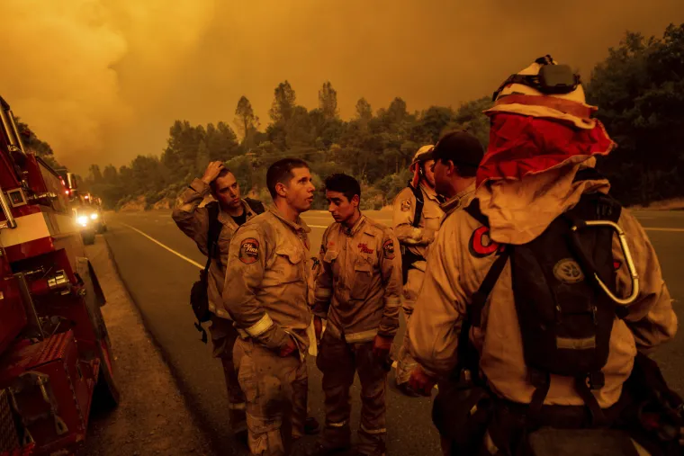 Snažan požar koji se &scaron;iri velikom brzinom na području južne Kalifornije, za koji se vjeruje da ga je podmetnuo piroman, prisilio je vi&scaron;e od 3.000 stanovnika planinskih naselja da napuste svoje domove u četvrtak.