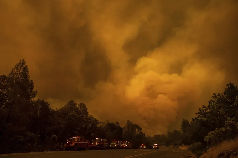 Snažan požar koji se &scaron;iri velikom brzinom na području južne Kalifornije, za koji se vjeruje da ga je podmetnuo piroman, prisilio je vi&scaron;e od 3.000 stanovnika planinskih naselja da napuste svoje domove u četvrtak.
