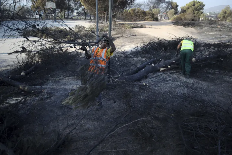 Postoje "ozbiljne indicije" da je smrtonosni požar koji je u ponedjeljak buknuo istočno od Atene "podmetnut", rekao je u četvrtak ministar grčke civilne za&scaron;tite Nikos Toskas