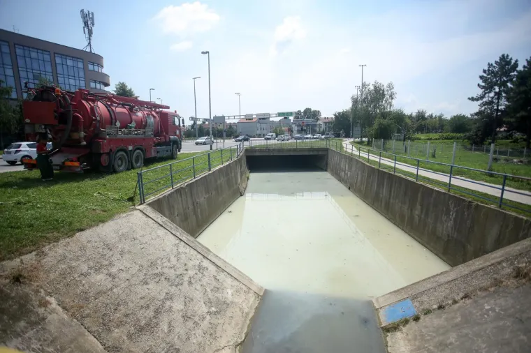 Iz još uvijek neutvrđenog razloga danas je došlo do onečišćenja zagrebačkog potoka Kustošaka. Voda je mutna, na nekim je dijelovima 'pobijelila', a mnoge uginule ribe plutaju potokom.