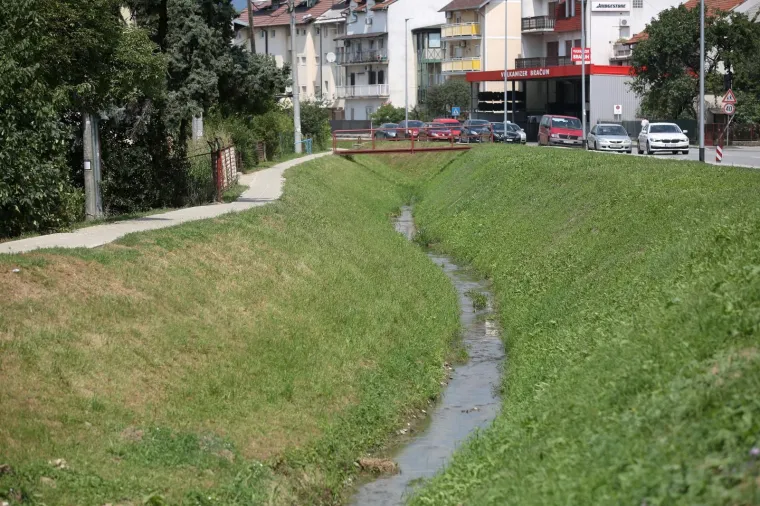 ŠTO SE TO DOGODILO S POZNATIM ZAGREBAČKIM POTOKOM? Voda je mutna, a površinom plutaju uginule ribe