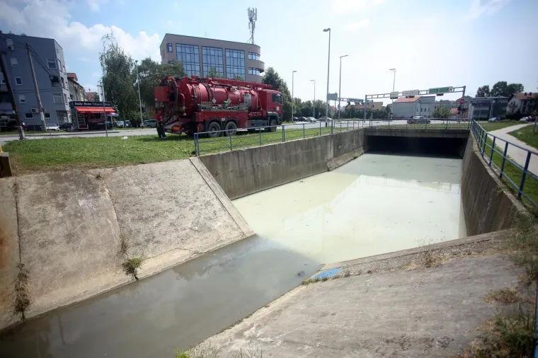 ŠTO SE TO DOGODILO S POZNATIM ZAGREBAČKIM POTOKOM? Voda je mutna, a površinom plutaju uginule ribe