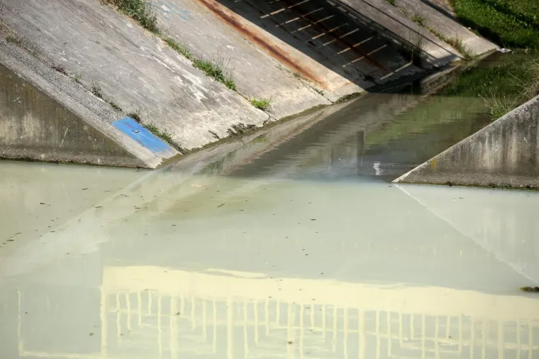 &Scaron;TO SE TO DOGODILO S POZNATIM ZAGREBAČKIM POTOKOM? Voda je mutna, a povr&scaron;inom plutaju uginule ribe