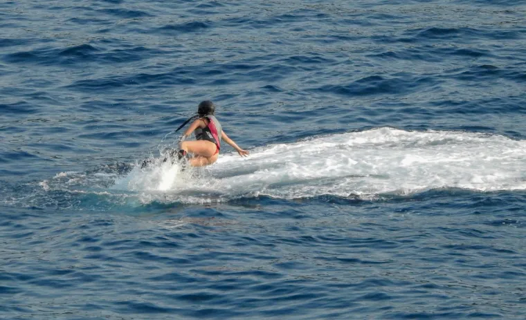 Atraktivna djevojka na plaži Banje u Dubrovniku isprobala je letjeti na Flyboardu.
