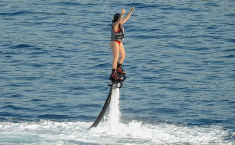 NIJE ZA ONE SLABIJEG SRCA: Zgodna djevojka u tangama na dubrovačkoj plaži letjela na Flyboardu