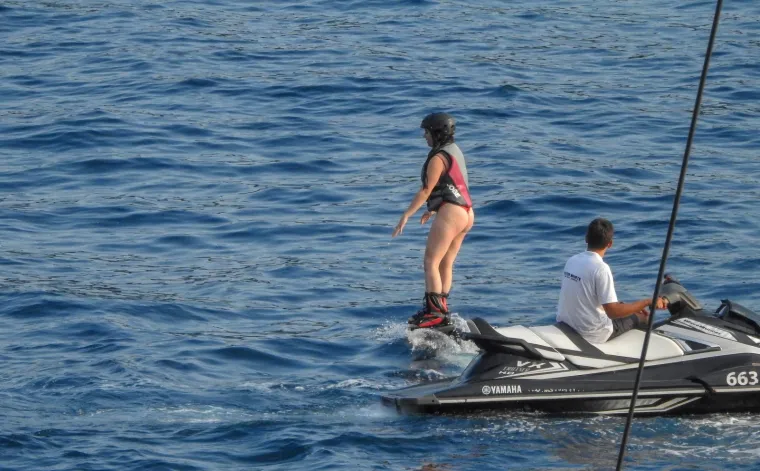 NIJE ZA ONE SLABIJEG SRCA: Zgodna djevojka u tangama na dubrovačkoj plaži letjela na Flyboardu