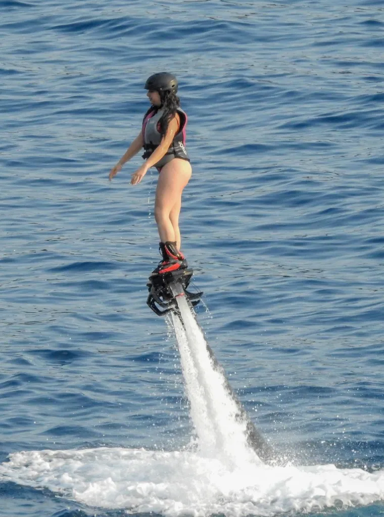 NIJE ZA ONE SLABIJEG SRCA: Zgodna djevojka u tangama na dubrovačkoj plaži letjela na Flyboardu