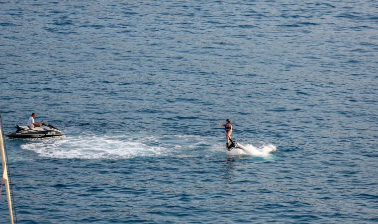 NIJE ZA ONE SLABIJEG SRCA: Zgodna djevojka u tangama na dubrovačkoj plaži letjela na Flyboardu