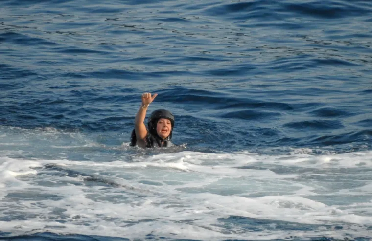 NIJE ZA ONE SLABIJEG SRCA: Zgodna djevojka u tangama na dubrovačkoj plaži letjela na Flyboardu