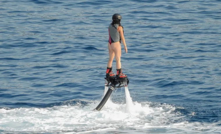 NIJE ZA ONE SLABIJEG SRCA: Zgodna djevojka u tangama na dubrovačkoj plaži letjela na Flyboardu