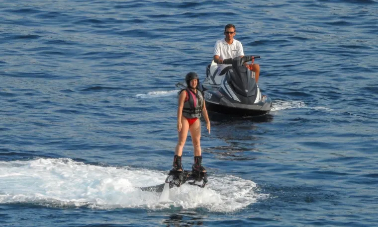 NIJE ZA ONE SLABIJEG SRCA: Zgodna djevojka u tangama na dubrovačkoj plaži letjela na Flyboardu
