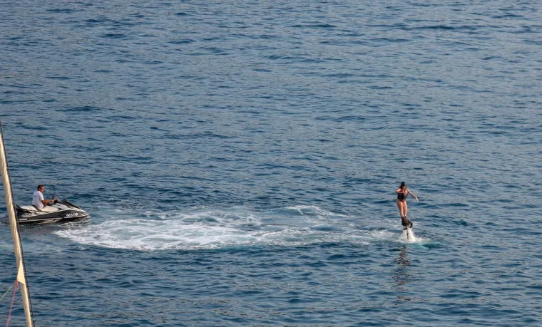 NIJE ZA ONE SLABIJEG SRCA: Zgodna djevojka u tangama na dubrovačkoj plaži letjela na Flyboardu