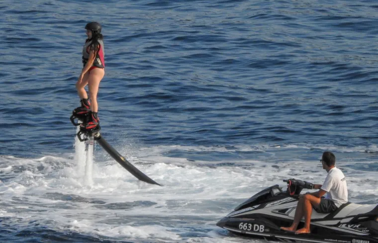 NIJE ZA ONE SLABIJEG SRCA: Zgodna djevojka u tangama na dubrovačkoj plaži letjela na Flyboardu