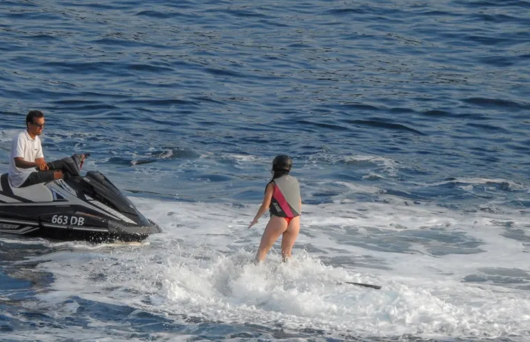 NIJE ZA ONE SLABIJEG SRCA: Zgodna djevojka u tangama na dubrovačkoj plaži letjela na Flyboardu
