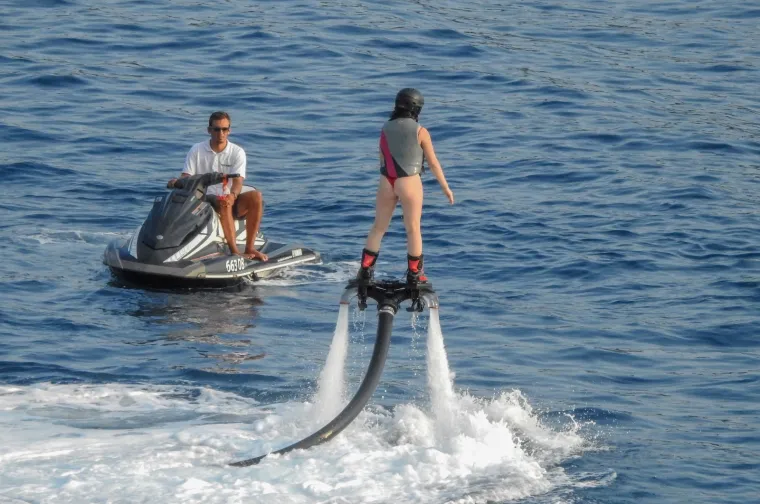NIJE ZA ONE SLABIJEG SRCA: Zgodna djevojka u tangama na dubrovačkoj plaži letjela na Flyboardu