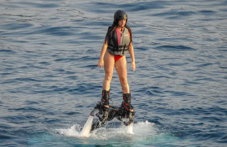 NIJE ZA ONE SLABIJEG SRCA: Zgodna djevojka u tangama na dubrovačkoj plaži letjela na Flyboardu