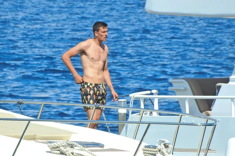 Hrvatski nogometni reprezentativac Lovre Kalinić ljetuje na Korčuli.