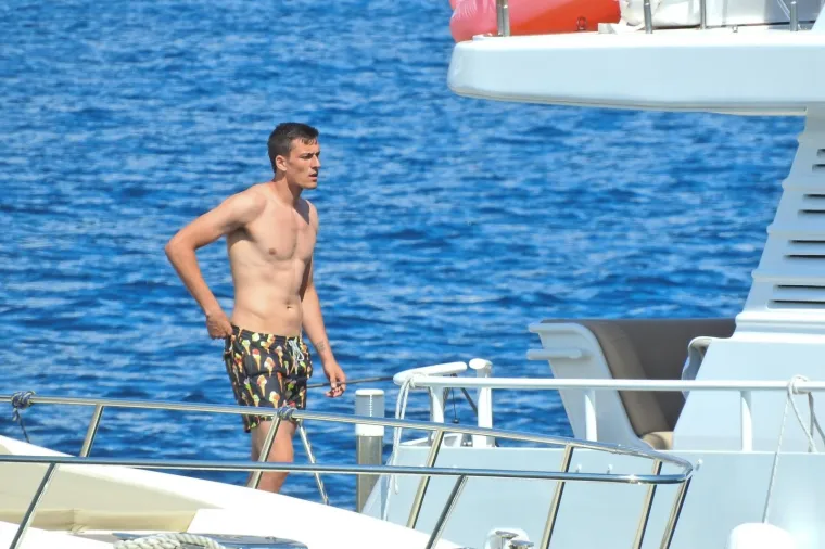 VATRENI S OBITELJI UŽIVA U PLOVIDBI JADRANOM: Lovre Kalinić sa suprugom Jelenom odmara na Korčuli